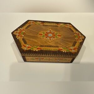 VINTAGE HUNGARIAN WOOD FOLKART PYROGRAPHIC HINGED BOX